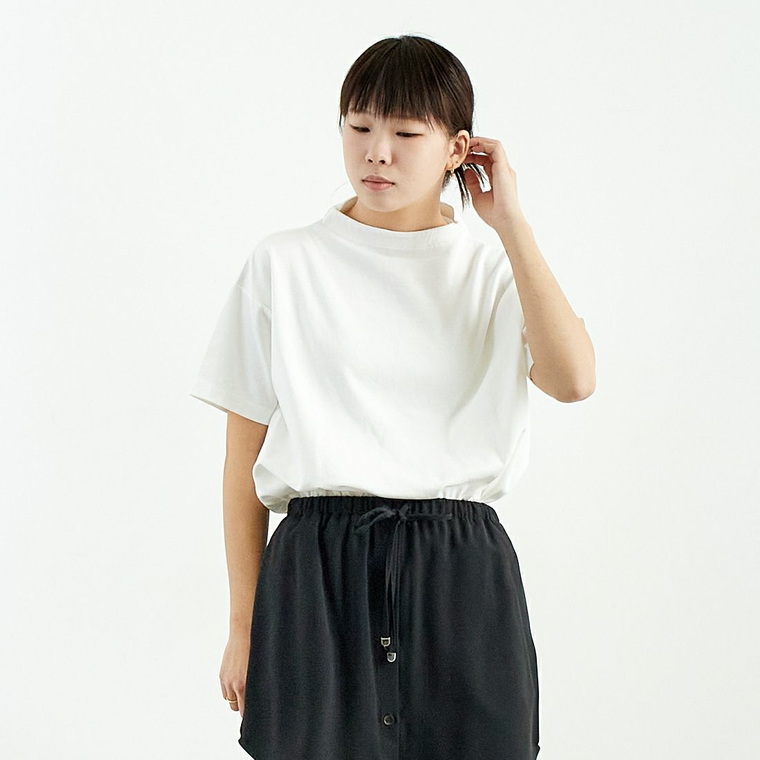 Commencement [コメンスメント] ボトルネックショートスリーブTシャツ [C-187] WHITE &&モデル身長：167cm 着用サイズ：F&&