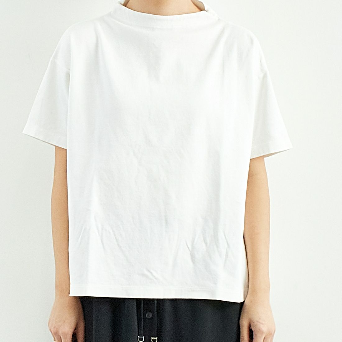 Commencement [コメンスメント] ボトルネックショートスリーブTシャツ [C-187] WHITE &&モデル身長：167cm 着用サイズ：F&&