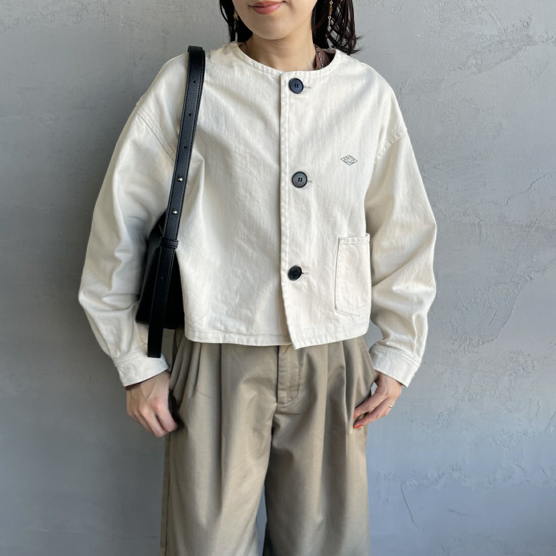 DANTON [ダントン] コットンドリル カラーレス ショートジャケット [DT-A0670MHT] ECRU &&モデル身長：160cm 着用サイズ：38&&