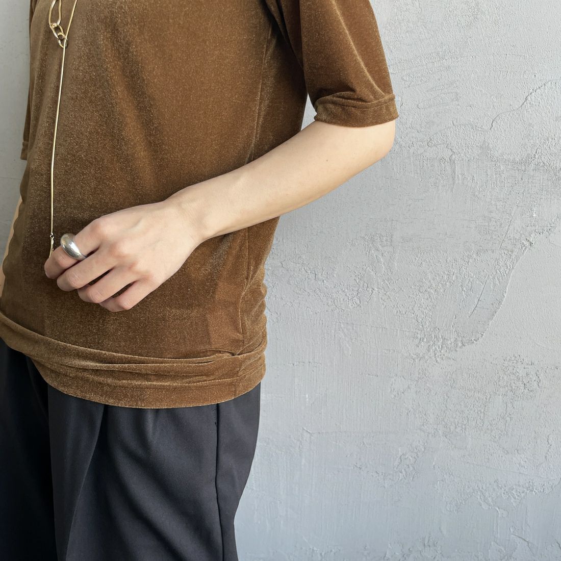 Jeans Factory Clothes [ジーンズファクトリークローズ] シアーベロア ショートスリーブカットソー [21254064] 037 ﾌﾞﾗｳﾝ &&モデル身長：158cm 着用サイズ：F&&