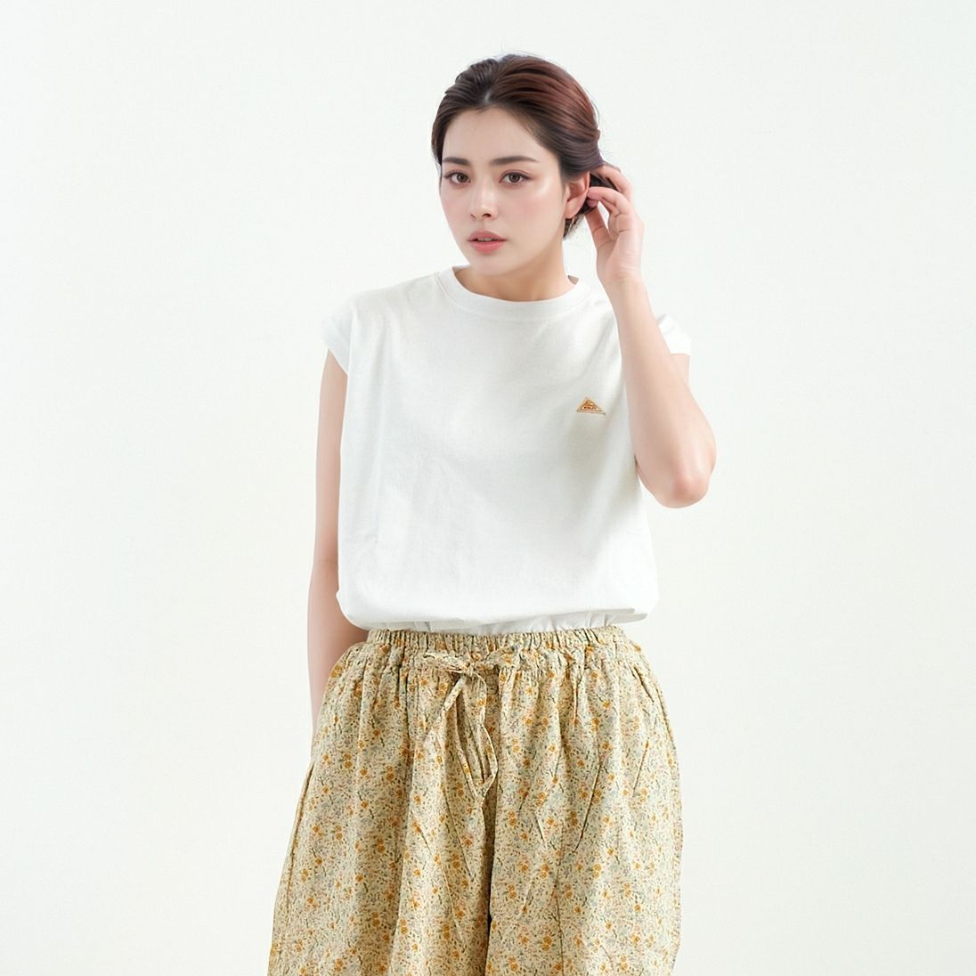 KELTY [ケルティ] ミニロゴノースリーブTシャツ [KE25112015] WHITE &&モデル身長：167cm 着用サイズ：F&&