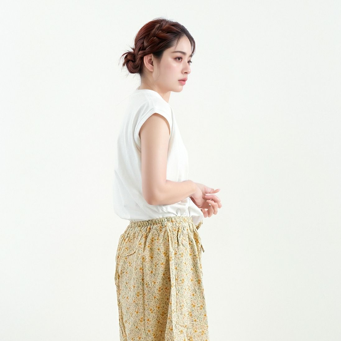 KELTY [ケルティ] ミニロゴノースリーブTシャツ [KE25112015] WHITE &&モデル身長：167cm 着用サイズ：F&&