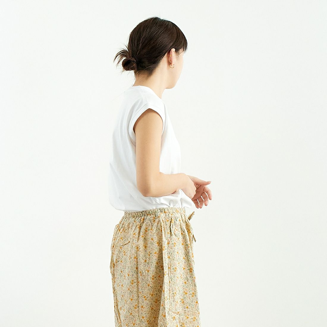 KELTY [ケルティ] ミニロゴノースリーブTシャツ [KE25112015] WHITE &&モデル身長：167cm 着用サイズ：F&&
