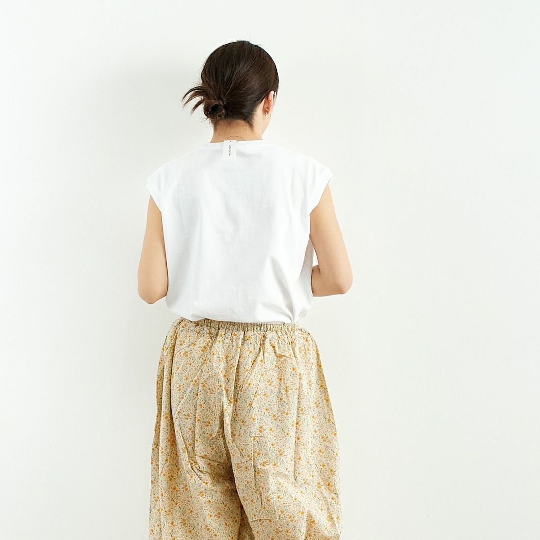 KELTY [ケルティ] ミニロゴノースリーブTシャツ [KE25112015] WHITE &&モデル身長：167cm 着用サイズ：F&&