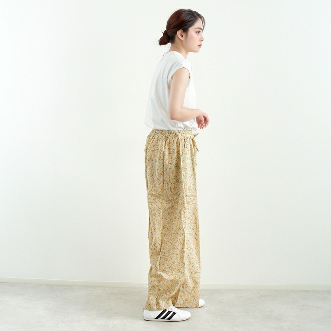 KELTY [ケルティ] ミニロゴノースリーブTシャツ [KE25112015] WHITE &&モデル身長：167cm 着用サイズ：F&&