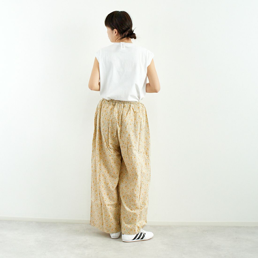 KELTY [ケルティ] ミニロゴノースリーブTシャツ [KE25112015] WHITE &&モデル身長：167cm 着用サイズ：F&&