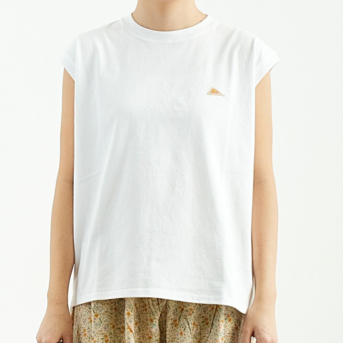 KELTY [ケルティ] ミニロゴノースリーブTシャツ [KE25112015] WHITE &&モデル身長：167cm 着用サイズ：F&&