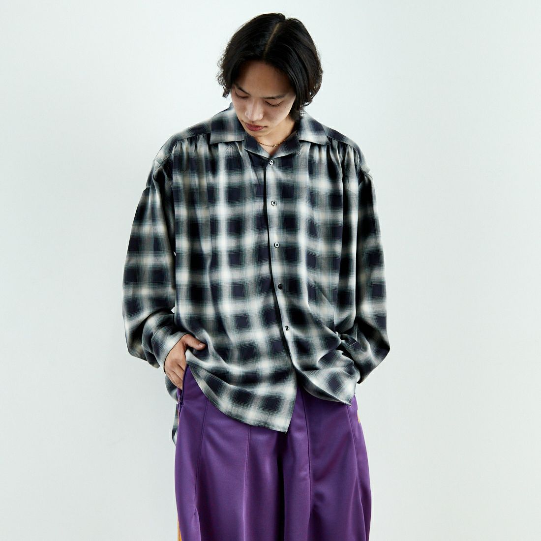 AiE [エーアイイー] オンブレレーヨンツイル ペインターシャツ [QV810] B BLACK &&モデル身長：179cm 着用サイズ：L&&