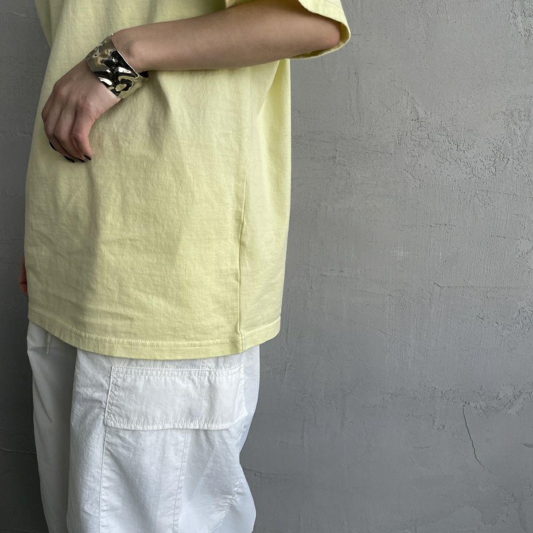 THE SHINZONE [ザ シンゾーン] ホロスコープ Tシャツ [25SMSCU13] 52 LIMEYEL &&モデル身長：150cm 着用サイズ：F0&&