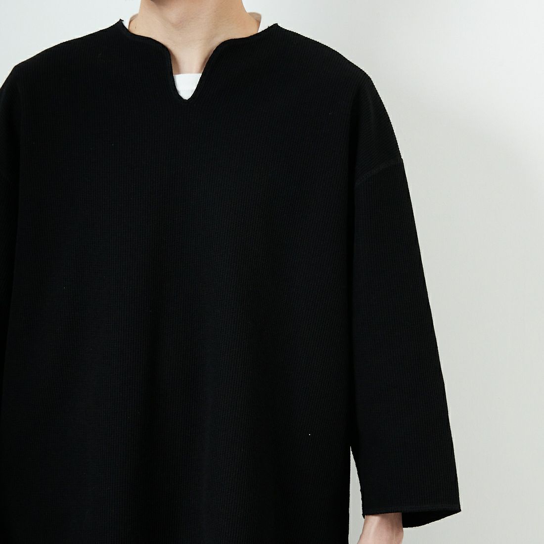 blurhms ROOTSTOCK [ブラームス ルーツストック] 別注 ラフ&スムース サーマル オーバーネック 7分袖Tシャツ [BROOTS24SJF01S25] OFF BLACK &&モデル身長：168cm 着用サイズ：3&&