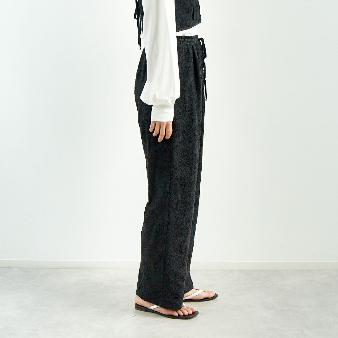 CHIGNON [シニヨン] 刺繍レースパンツ [3651-012KK] BLACK &&モデル身長：160cm 着用サイズ：F&&