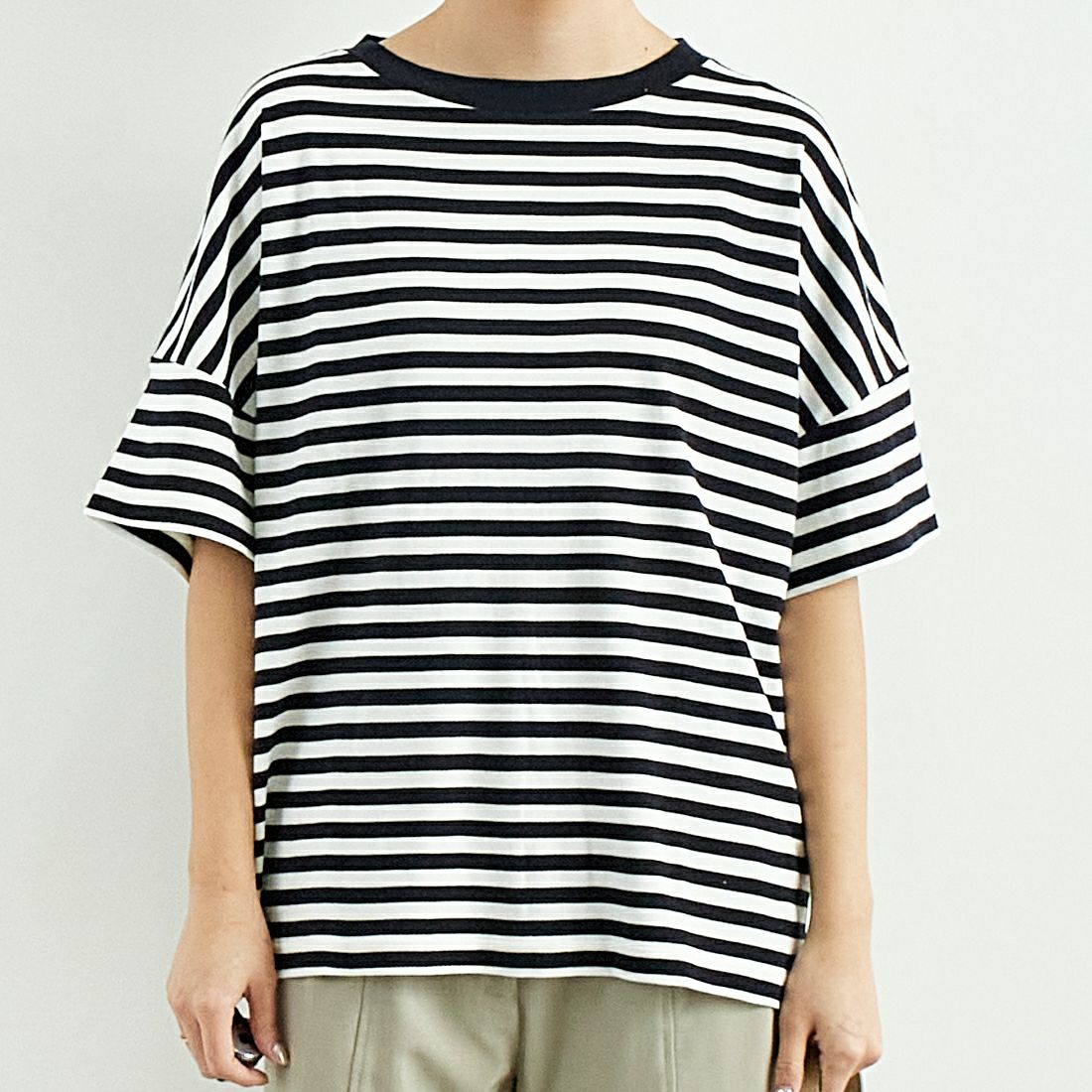 THE SHINZONE [ザ シンゾーン] フレンチストライプ ハーフスリーブTシャツ [25SMSCU05] 85 NAVY &&モデル身長：167cm 着用サイズ：F0&&