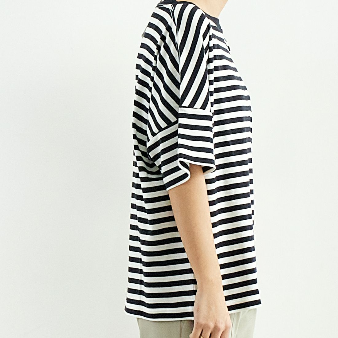 THE SHINZONE [ザ シンゾーン] フレンチストライプ ハーフスリーブTシャツ [25SMSCU05] 85 NAVY &&モデル身長：167cm 着用サイズ：F0&&