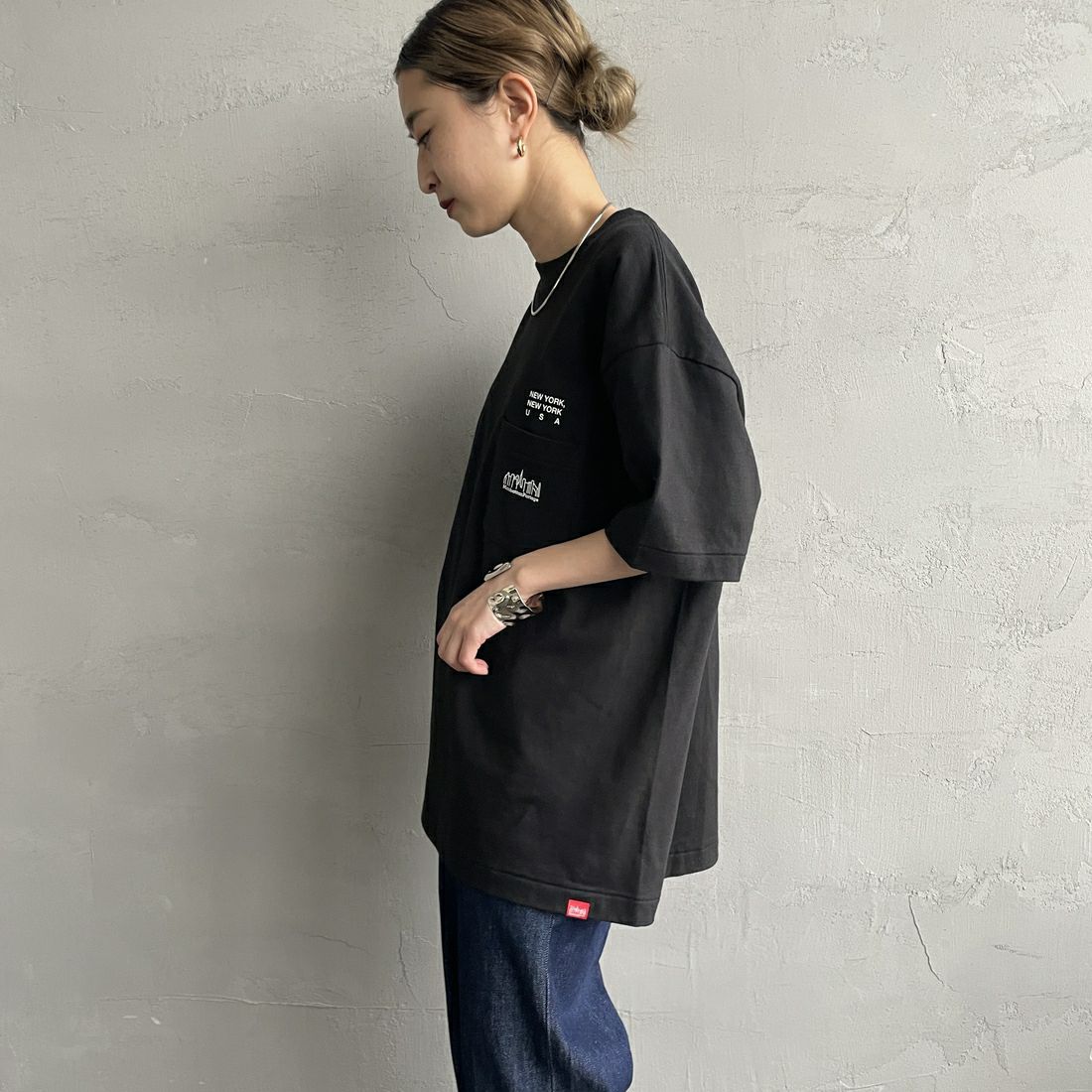 MANHATTAN PORTAGE [マンハッタンポーテージ] ショートスリーブプリントTシャツ [MP-M611] BLACK &&モデル身長：150cm 着用サイズ：S&&
