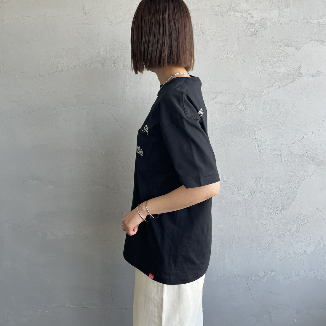 MANHATTAN PORTAGE [マンハッタンポーテージ] ショートスリーブプリントTシャツ [MP-M611] BLACK &&モデル身長：159cm 着用サイズ：S&&