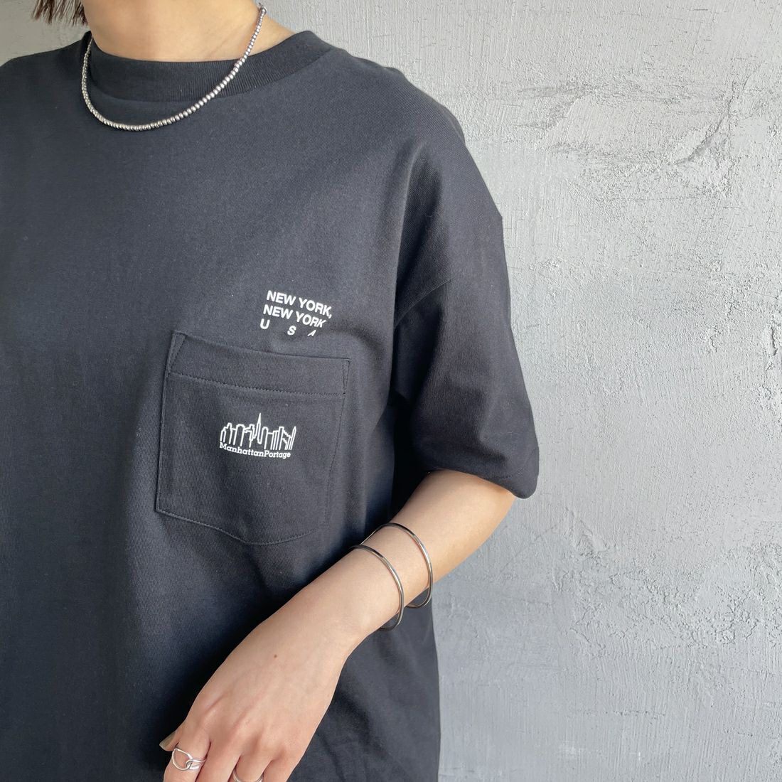 MANHATTAN PORTAGE [マンハッタンポーテージ] ショートスリーブプリントTシャツ [MP-M611] BLACK &&モデル身長：159cm 着用サイズ：S&&