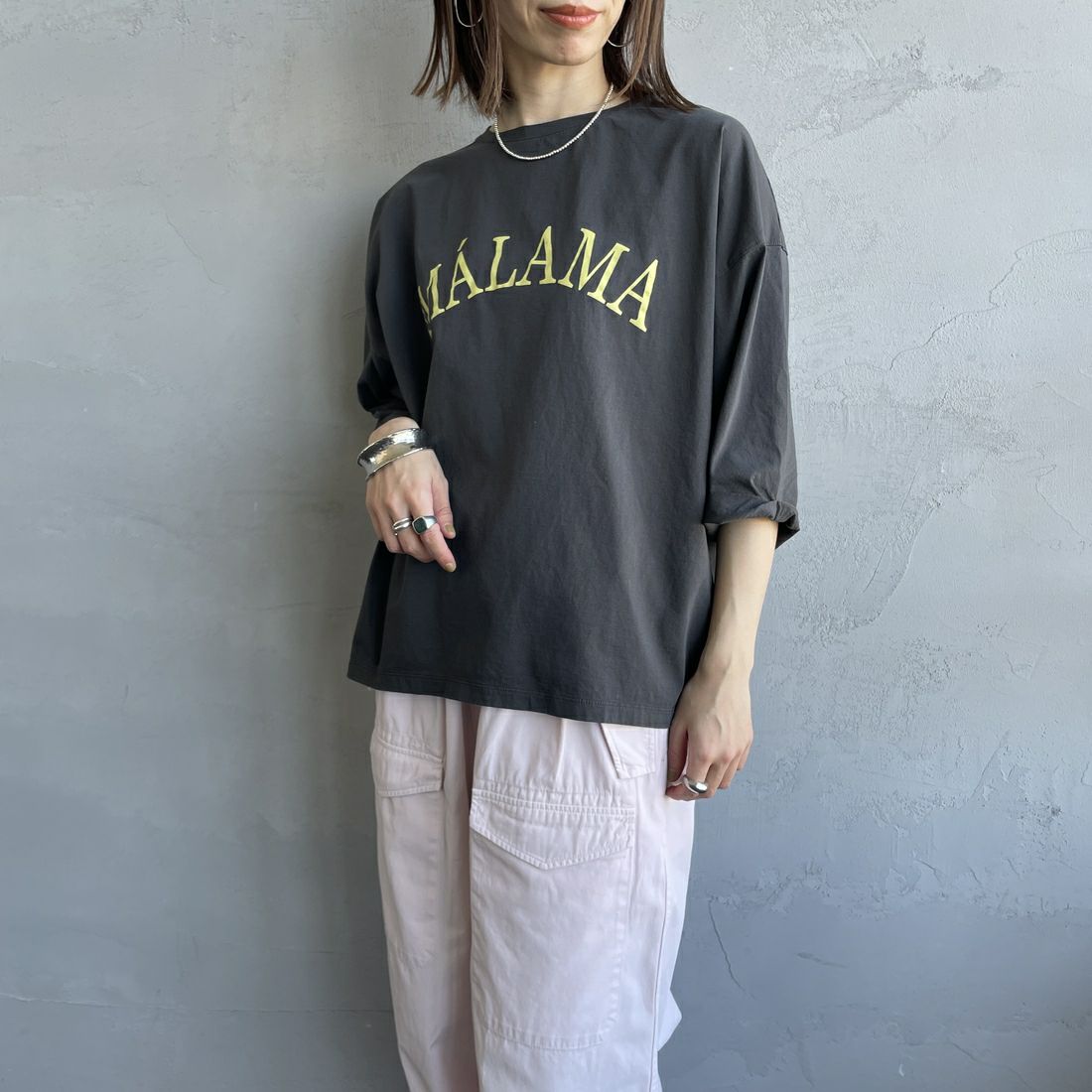 MICA&DEAL [マイカアンドディール] MALAMA ロゴプリントプルオーバー [0125109040] CHARCOAL &&モデル身長：158cm 着用サイズ：F&&