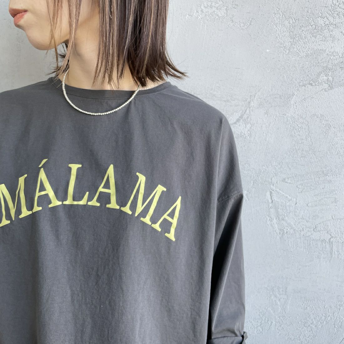 MICA&DEAL [マイカアンドディール] MALAMA ロゴプリントプルオーバー [0125109040] CHARCOAL &&モデル身長：158cm 着用サイズ：F&&