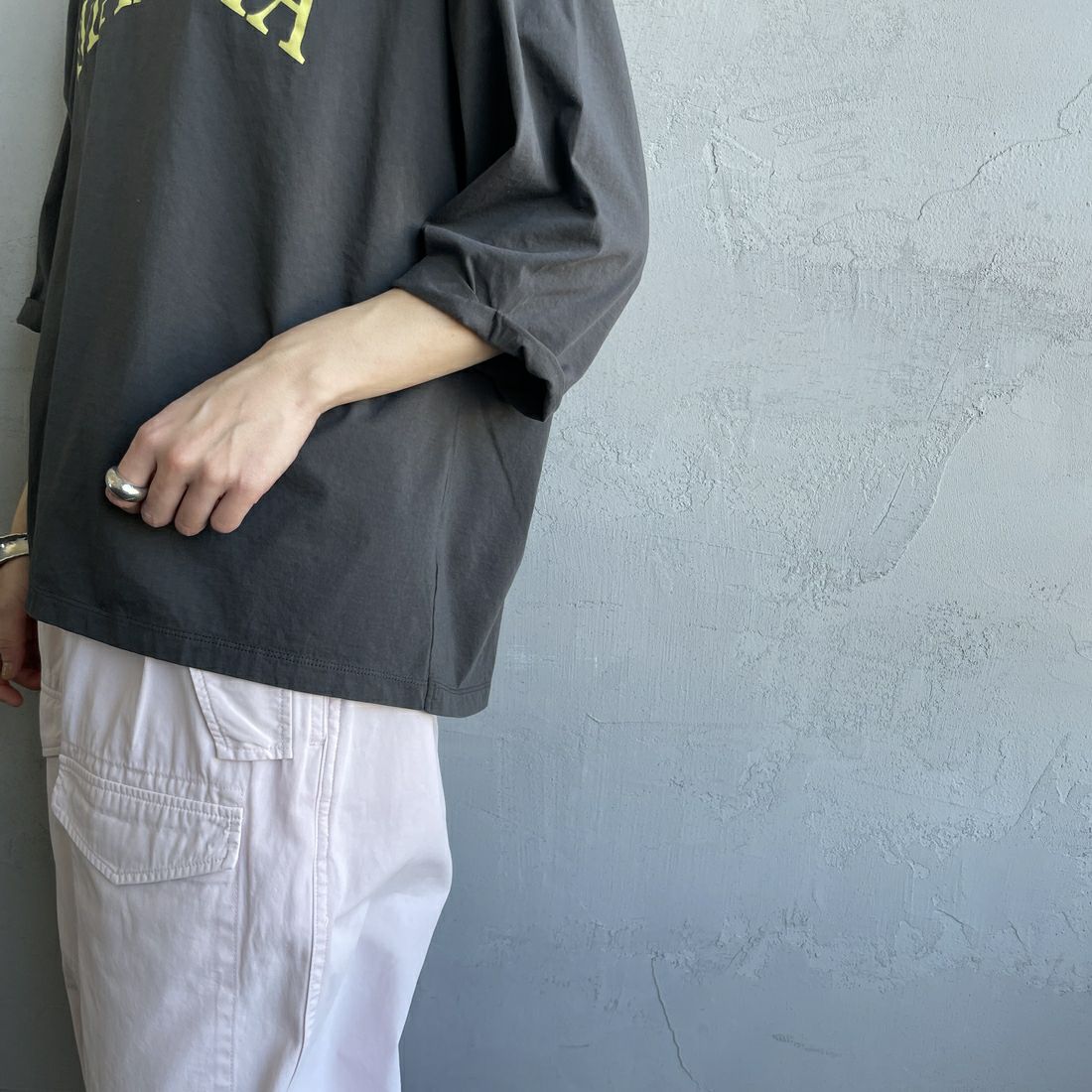 MICA&DEAL [マイカアンドディール] MALAMA ロゴプリントプルオーバー [0125109040] CHARCOAL &&モデル身長：158cm 着用サイズ：F&&