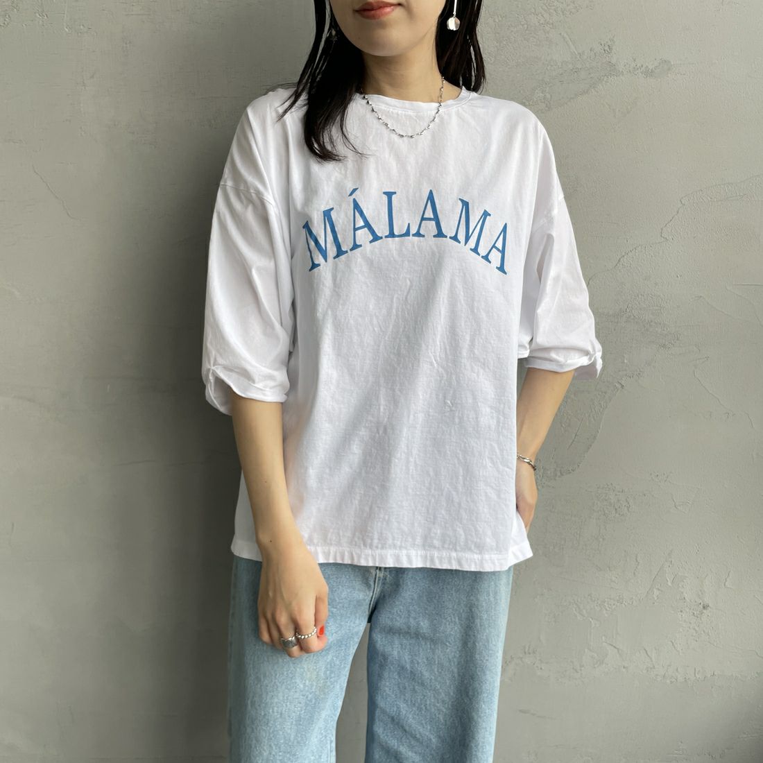 MICA&DEAL [マイカアンドディール] MALAMA ロゴプリントプルオーバー [0125109040] WHITE &&モデル身長：160cm 着用サイズ：F&&