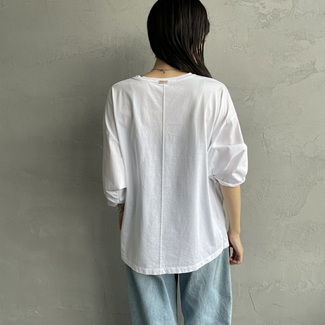 MICA&DEAL [マイカアンドディール] MALAMA ロゴプリントプルオーバー [0125109040] WHITE &&モデル身長：160cm 着用サイズ：F&&