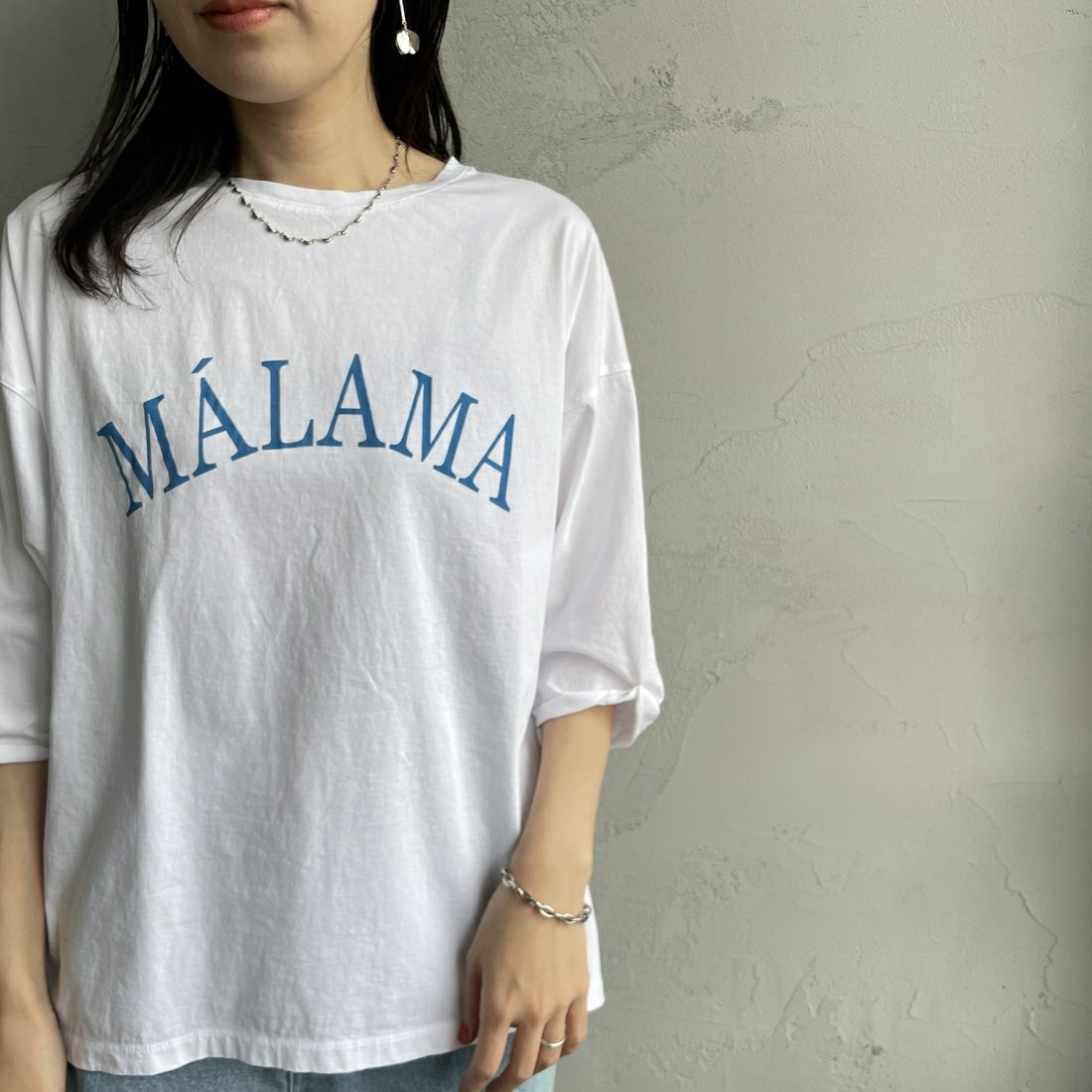 MICA&DEAL [マイカアンドディール] MALAMA ロゴプリントプルオーバー [0125109040] WHITE &&モデル身長：160cm 着用サイズ：F&&