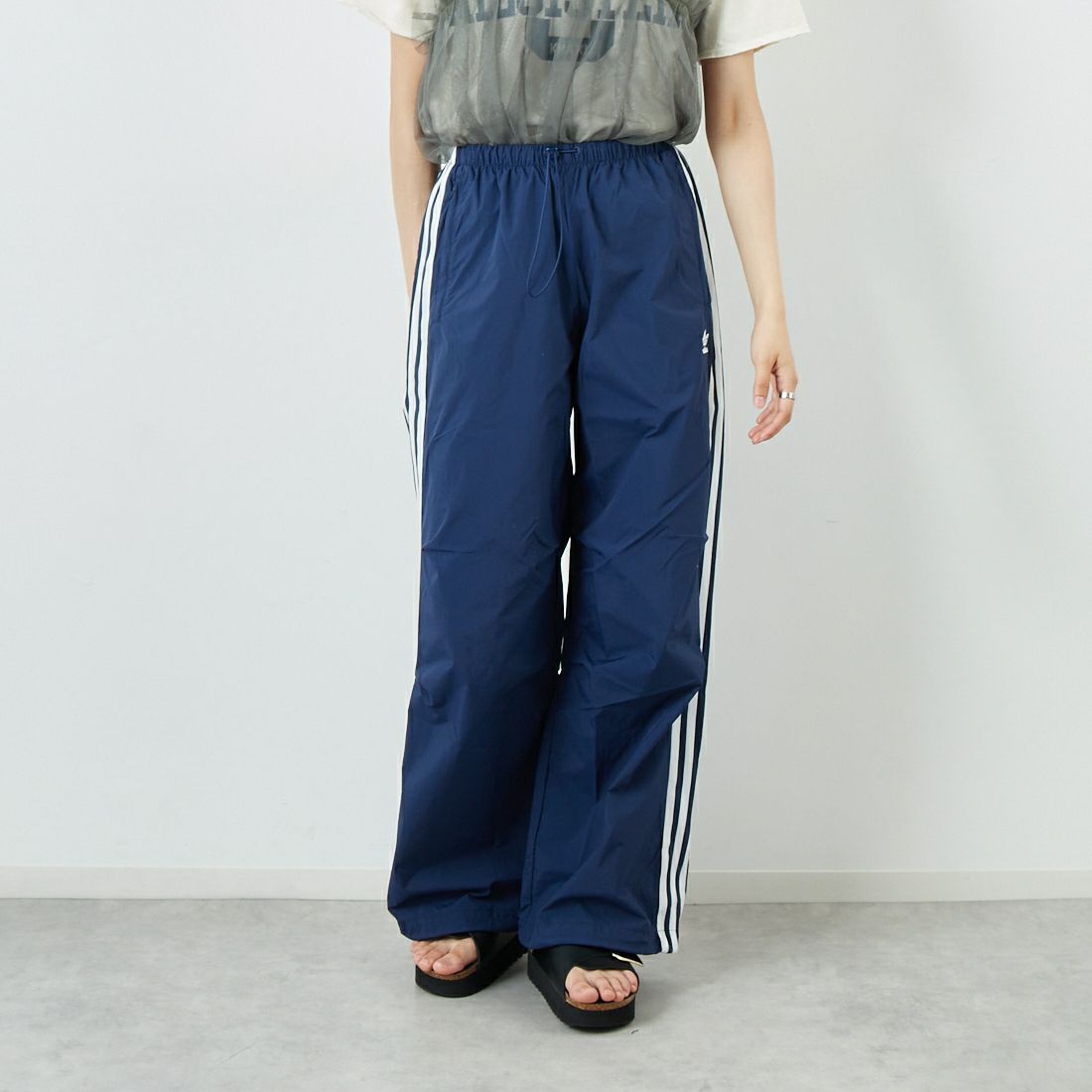 adidas Originals [アディダス オリジナルス] スリーストライプス ウーブン パラシュートパンツ [JUJ70] JD3127 &&モデル身長：160cm 着用サイズ：S&&