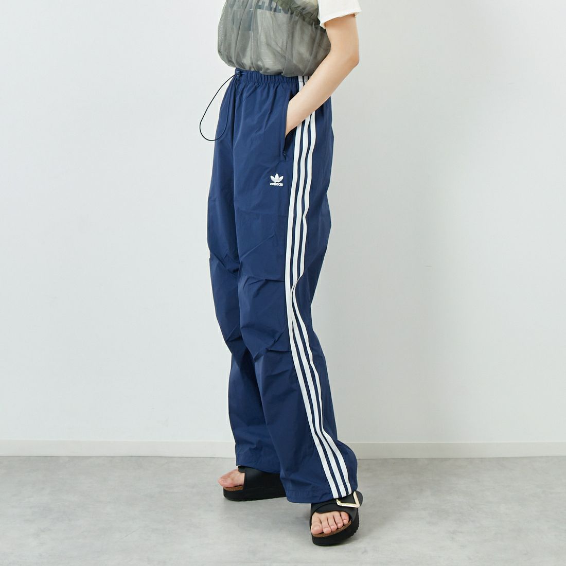 adidas Originals [アディダス オリジナルス] スリーストライプス ウーブン パラシュートパンツ [JUJ70] JD3127 &&モデル身長：160cm 着用サイズ：S&&