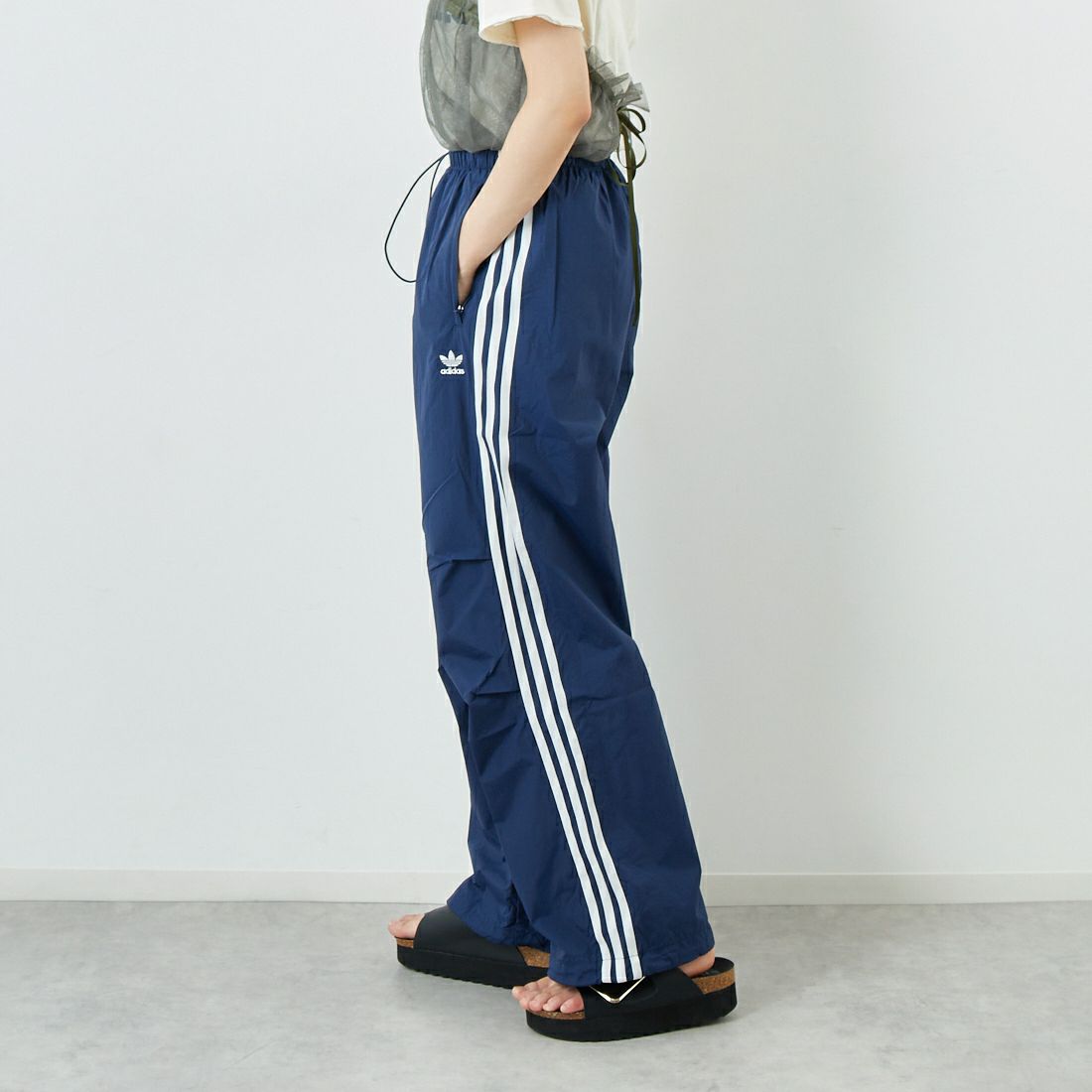 adidas Originals [アディダス オリジナルス] スリーストライプス ウーブン パラシュートパンツ [JUJ70] JD3127 &&モデル身長：160cm 着用サイズ：S&&