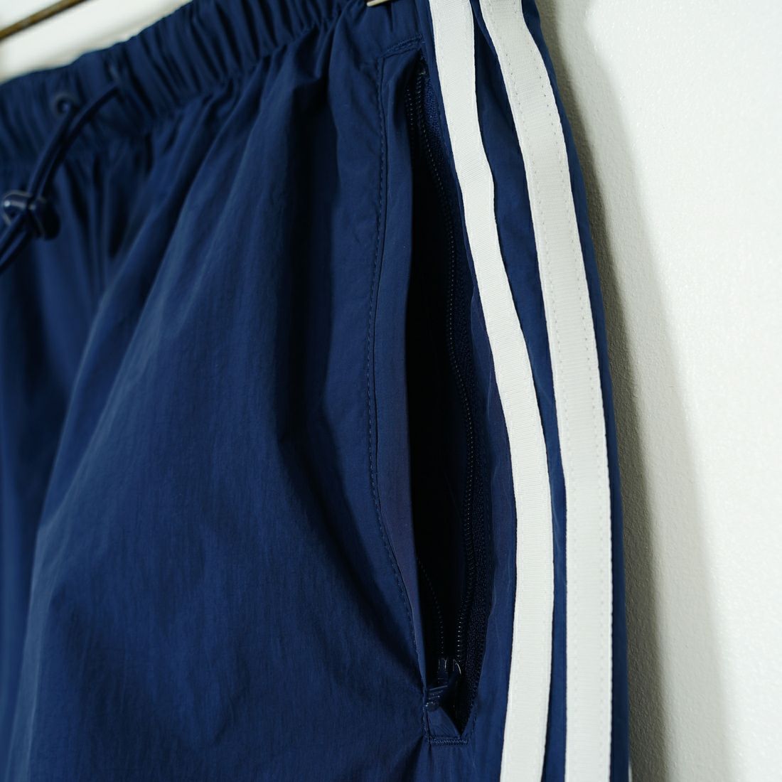 adidas Originals [アディダス オリジナルス] スリーストライプス ウーブン パラシュートパンツ [JUJ70] JD3127