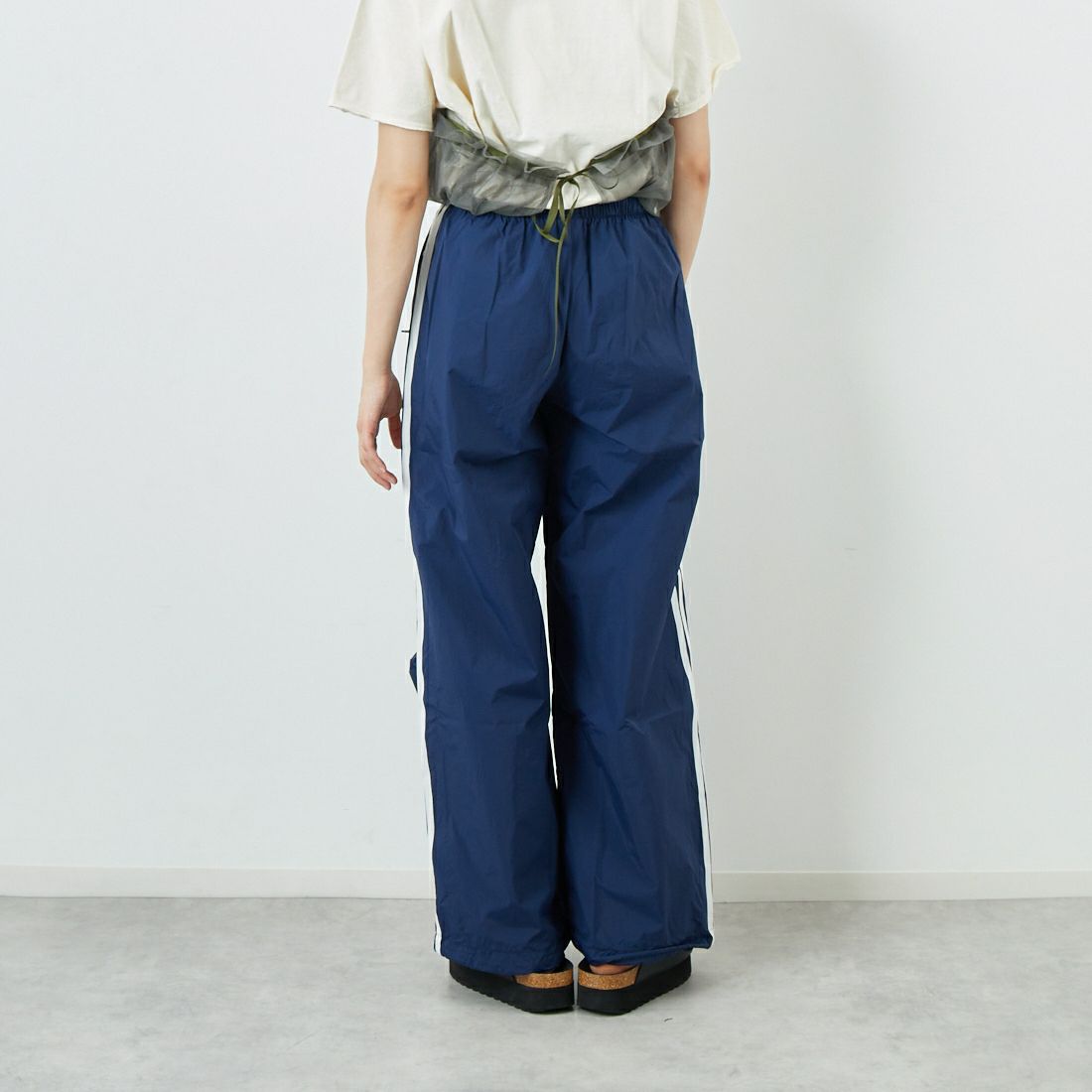 adidas Originals [アディダス オリジナルス] スリーストライプス ウーブン パラシュートパンツ [JUJ70] JD3127 &&モデル身長：160cm 着用サイズ：S&&