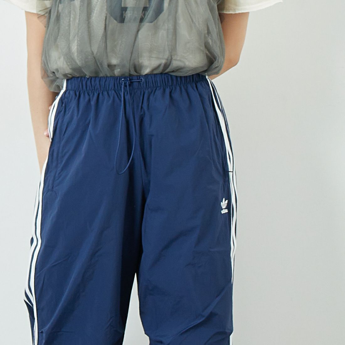 adidas Originals [アディダス オリジナルス] スリーストライプス ウーブン パラシュートパンツ [JUJ70] JD3127 &&モデル身長：160cm 着用サイズ：S&&