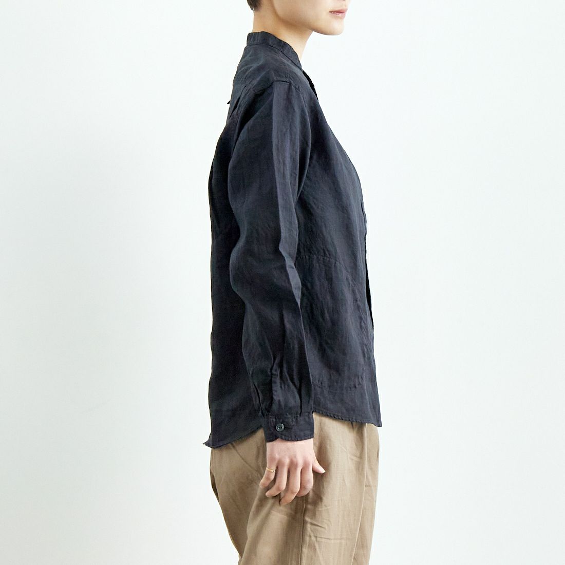 DANTON [ダントン] リネンクロスバンドカラーシャツ [DT-B0279FLI] CHARCOAL &&モデル身長：160cm 着用サイズ：38&&