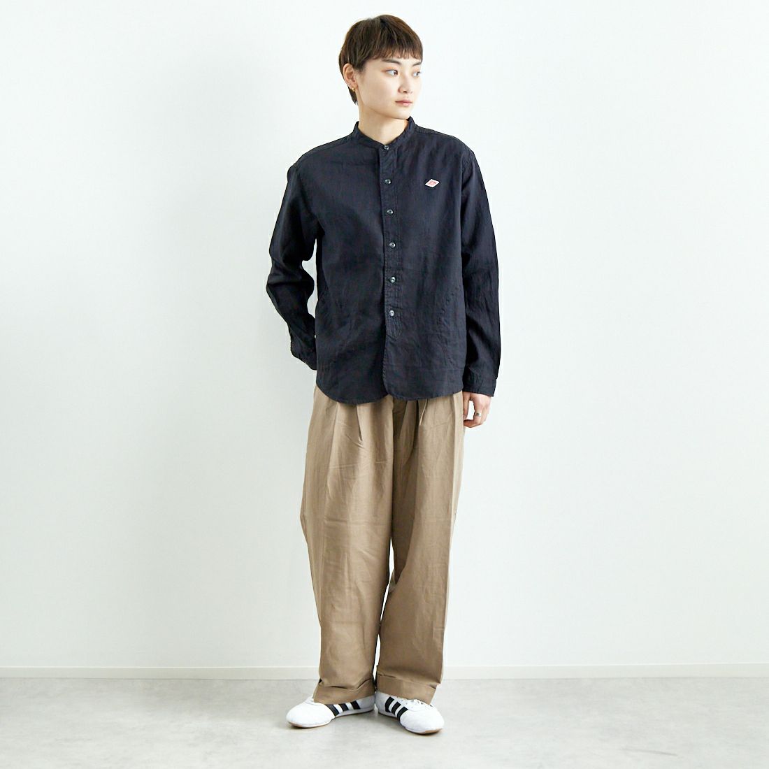 DANTON [ダントン] リネンクロスバンドカラーシャツ [DT-B0279FLI] CHARCOAL &&モデル身長：160cm 着用サイズ：38&&