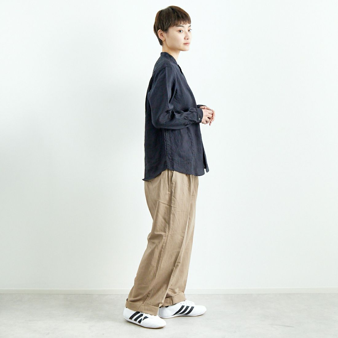 DANTON [ダントン] リネンクロスバンドカラーシャツ [DT-B0279FLI] CHARCOAL &&モデル身長：160cm 着用サイズ：38&&