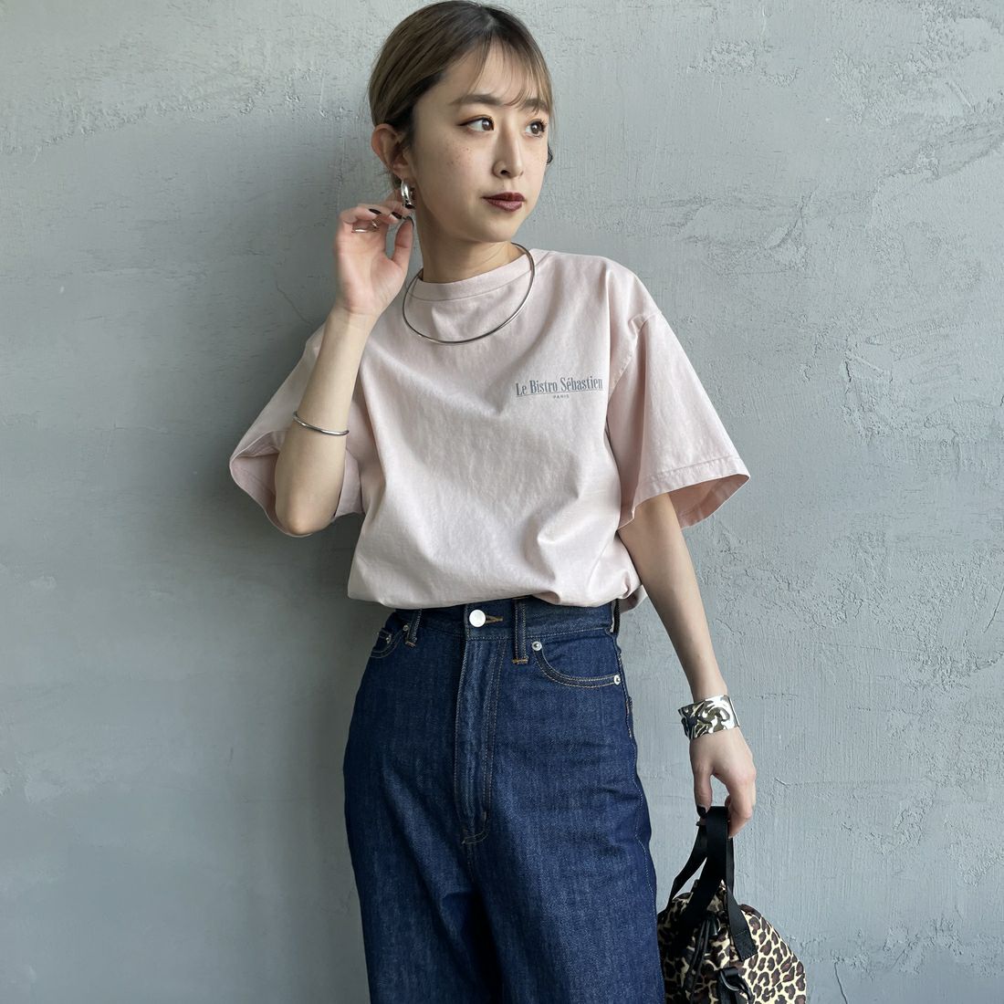THE SHINZONE [ザ シンゾーン] BISTRO MENU Tシャツ [25SMSCU14] 12 PINK &&モデル身長：150cm 着用サイズ：F0&&