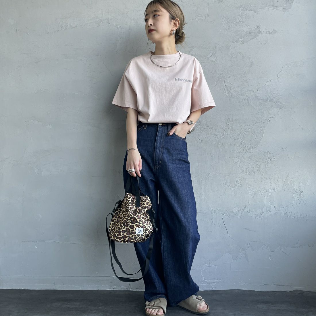THE SHINZONE [ザ シンゾーン] BISTRO MENU Tシャツ [25SMSCU14] 12 PINK &&モデル身長：150cm 着用サイズ：F0&&