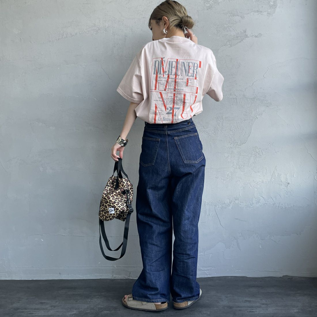 THE SHINZONE [ザ シンゾーン] BISTRO MENU Tシャツ [25SMSCU14] 12 PINK &&モデル身長：150cm 着用サイズ：F0&&