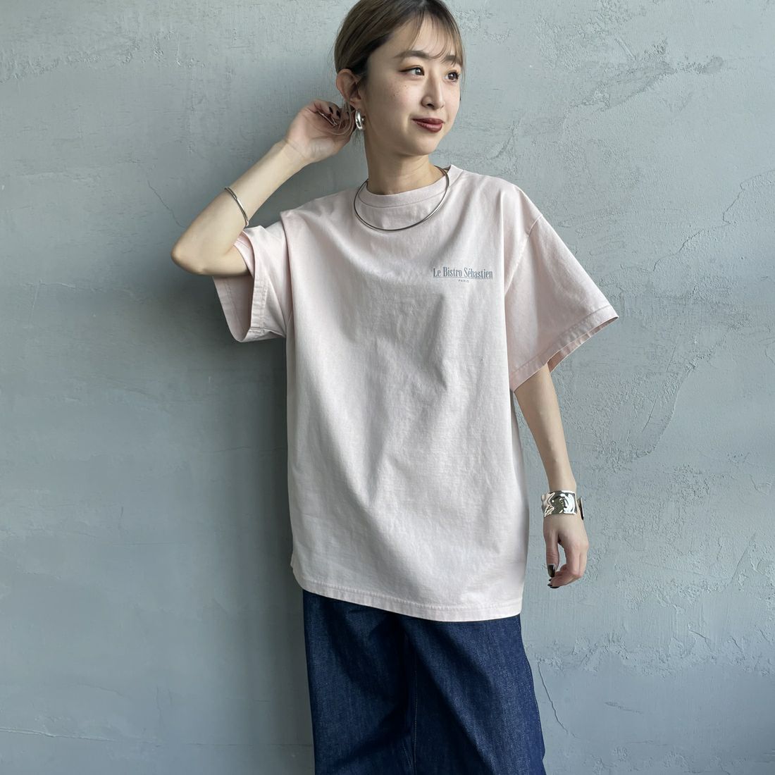 THE SHINZONE [ザ シンゾーン] BISTRO MENU Tシャツ [25SMSCU14] 12 PINK &&モデル身長：150cm 着用サイズ：F0&&