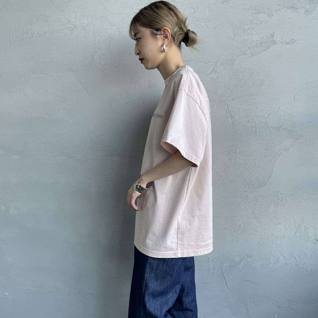 THE SHINZONE [ザ シンゾーン] BISTRO MENU Tシャツ [25SMSCU14] 12 PINK &&モデル身長：150cm 着用サイズ：F0&&
