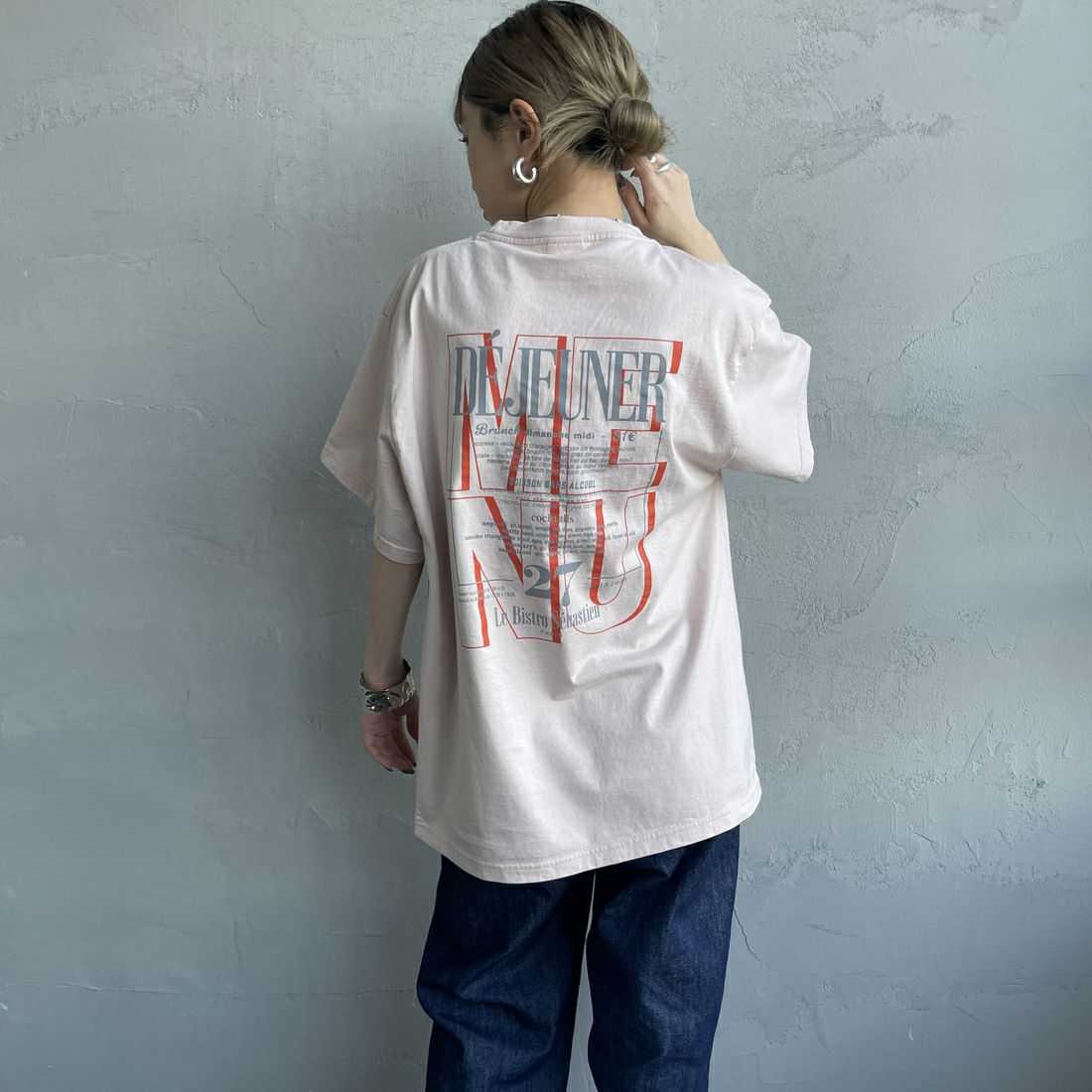 THE SHINZONE [ザ シンゾーン] BISTRO MENU Tシャツ [25SMSCU14] 12 PINK &&モデル身長：150cm 着用サイズ：F0&&
