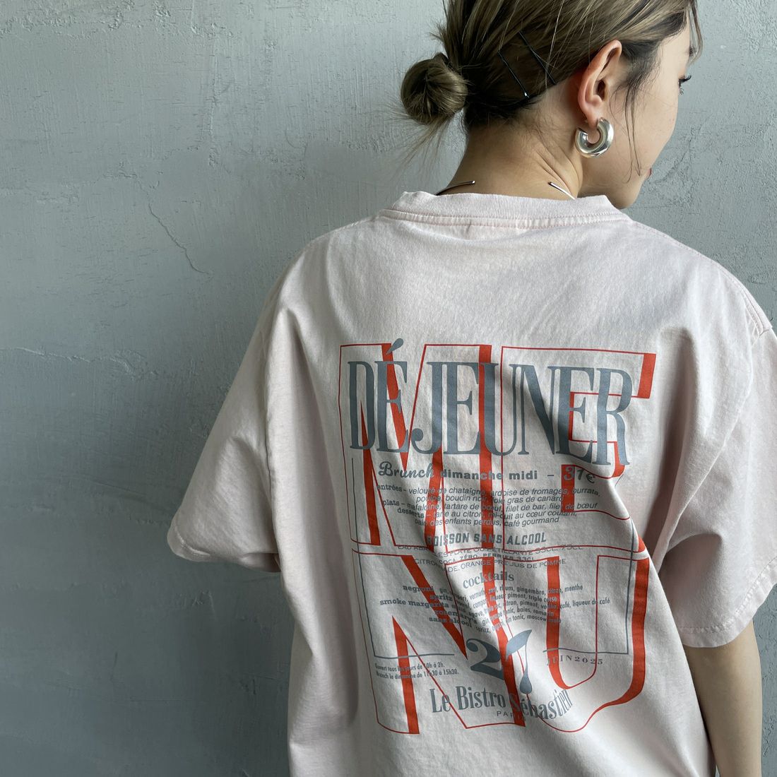 THE SHINZONE [ザ シンゾーン] BISTRO MENU Tシャツ [25SMSCU14] 12 PINK &&モデル身長：150cm 着用サイズ：F0&&