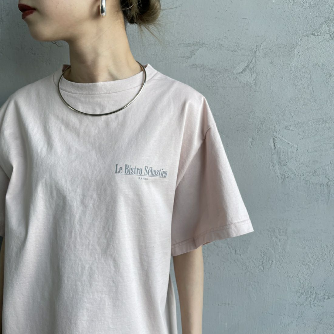 THE SHINZONE [ザ シンゾーン] BISTRO MENU Tシャツ [25SMSCU14] 12 PINK &&モデル身長：150cm 着用サイズ：F0&&