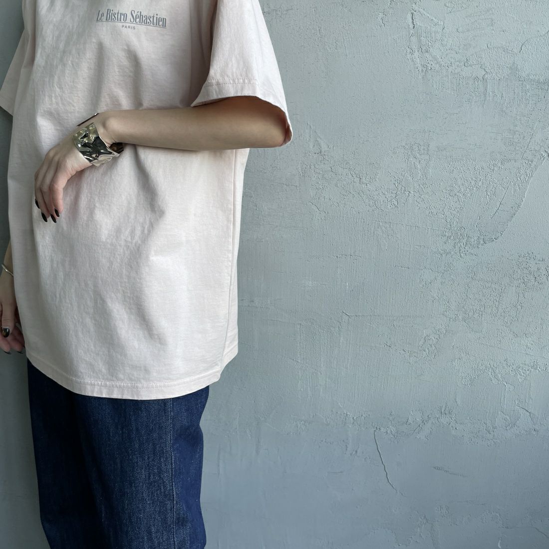 THE SHINZONE [ザ シンゾーン] BISTRO MENU Tシャツ [25SMSCU14] 12 PINK &&モデル身長：150cm 着用サイズ：F0&&