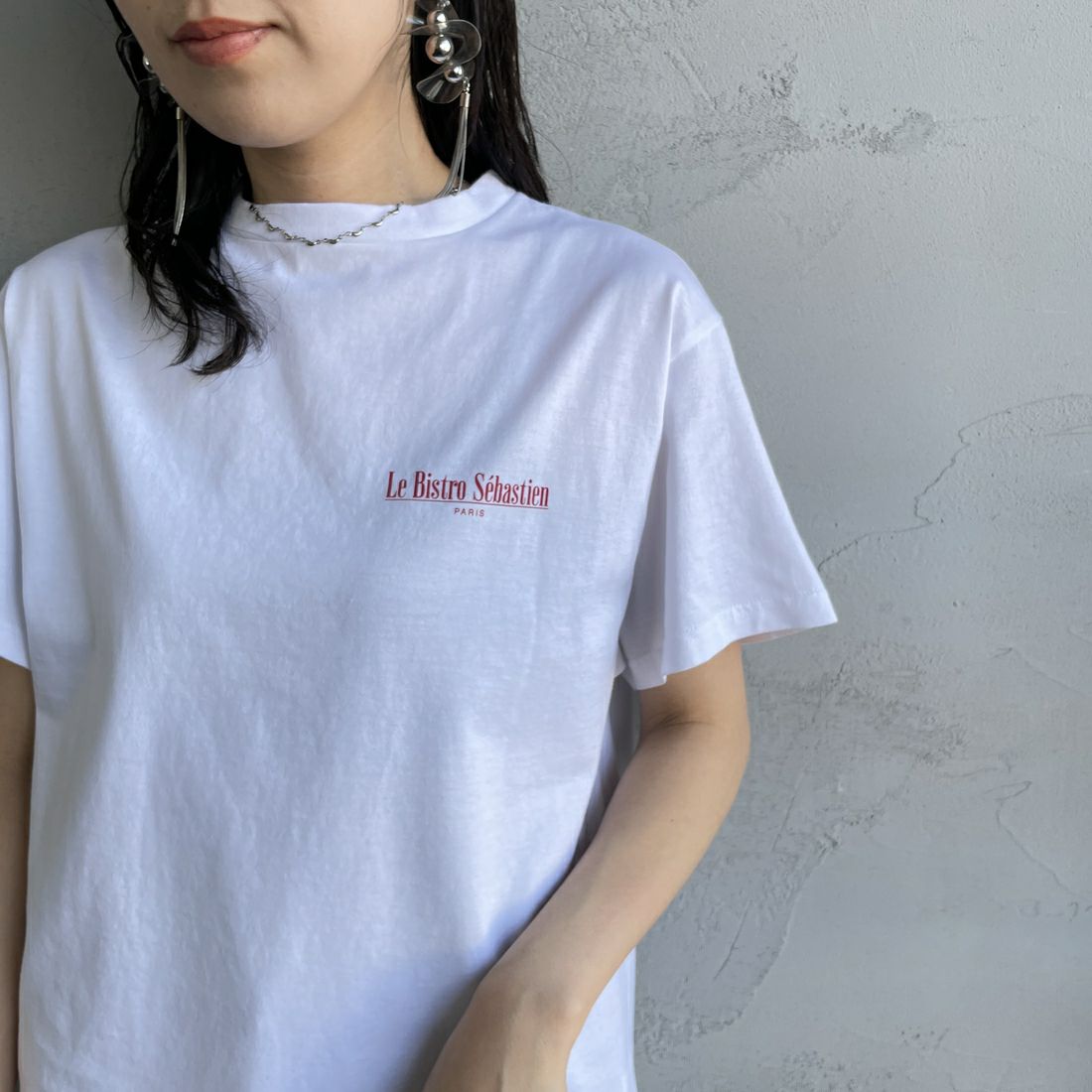 THE SHINZONE [ザ シンゾーン] BISTRO MENU Tシャツ [25SMSCU14] 01 WHITE &&モデル身長：160cm 着用サイズ：F0&&