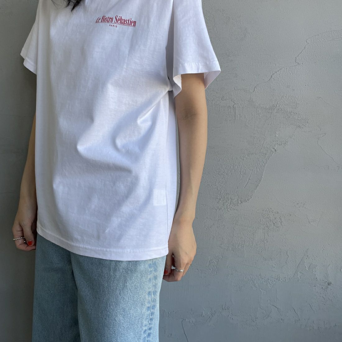 THE SHINZONE [ザ シンゾーン] BISTRO MENU Tシャツ [25SMSCU14] 01 WHITE &&モデル身長：160cm 着用サイズ：F0&&
