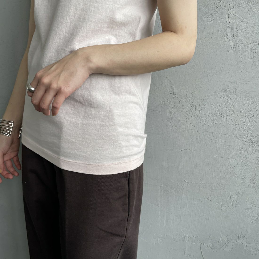 Hanes [ヘインズ] ウィメンズ ジャパンフィット 2枚組 スリーブレスTシャツ [HW5327]904 ﾋﾟﾝｸ/ﾎ &&モデル身長：158cm 着用サイズ：M&&