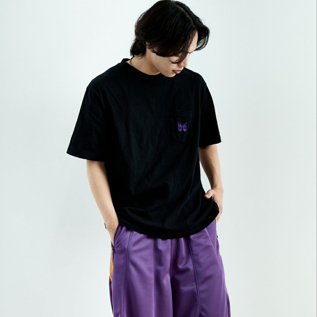 Needles [ニードルズ] パピヨン刺繍ポケットTシャツ [QV357] G BLACK &&モデル身長：179cm 着用サイズ：L&&