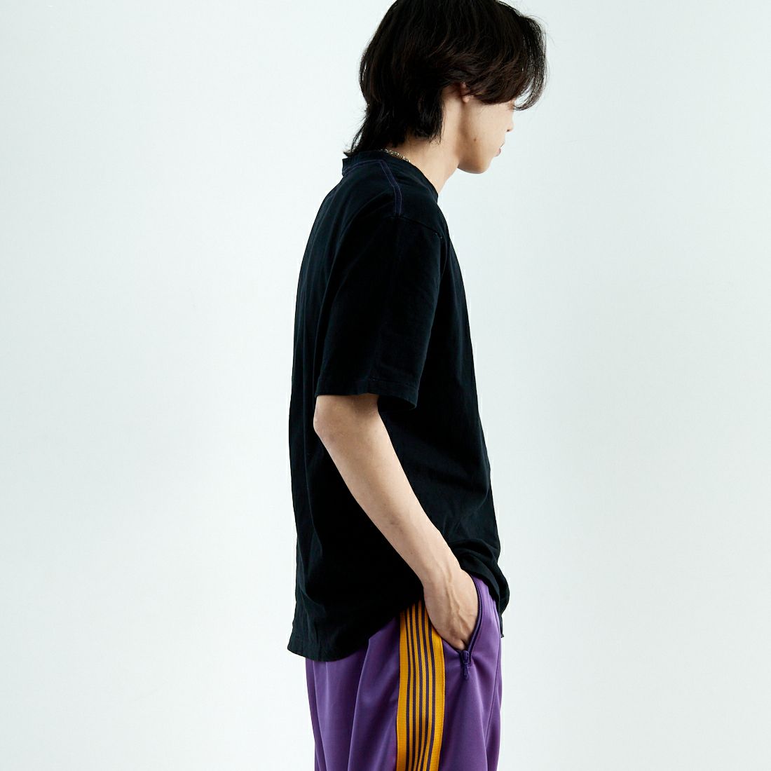 Needles [ニードルズ] パピヨン刺繍ポケットTシャツ [QV357] G BLACK &&モデル身長：179cm 着用サイズ：L&&