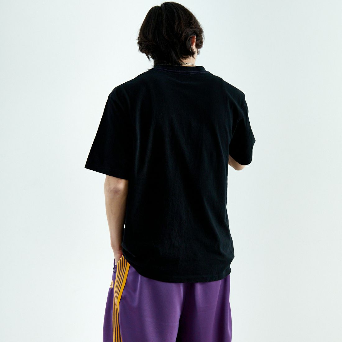 Needles [ニードルズ] パピヨン刺繍ポケットTシャツ [QV357] G BLACK &&モデル身長：179cm 着用サイズ：L&&